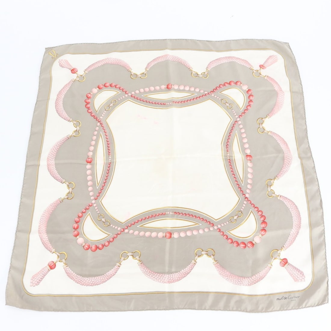 Cartier scarf/muffler, jewelry pattern, stole, fashion for women.: --- Catalog ---Category: SizeSize (LxW): 83cm x 83cm / 32.67'' x 32.67''Category: DesignType: ScarfColor: Beige, GrayGender: WomenCategory: GeneralBrand: Cartier--- Item List ---Section: ConditionRank