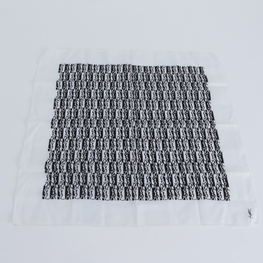 Yves Saint Laurent YSL Logo Pattern Scarf/Muffler/Stole, Black/White, Women's: --- Catalog ---Category: SizeSize (LxW): 48cm x 48cm / 18.89'' x 18.89''Category: DesignType: ScarfColor: Black, WhiteGender: WomenCategory: GeneralBrand: Yves Saint Laurent--- Item List ---Section: C