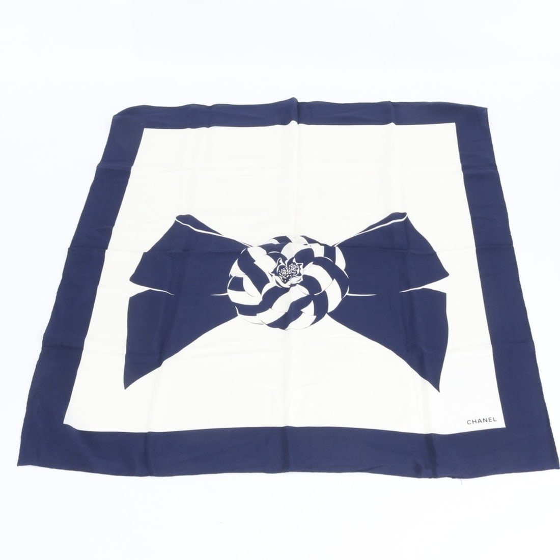 Chanel Silk Ribbon Scarf/Muffler, Navy, Large Size, Women's: --- Catalog ---Category: SizeSize (LxW): 84cm x 84cm / 33.07'' x 33.07''Category: DesignType: ScarfColor: Navy, WhiteGender: WomenMaterial: Silk Category: GeneralBrand: ChanelCountry of Origin: Italy-