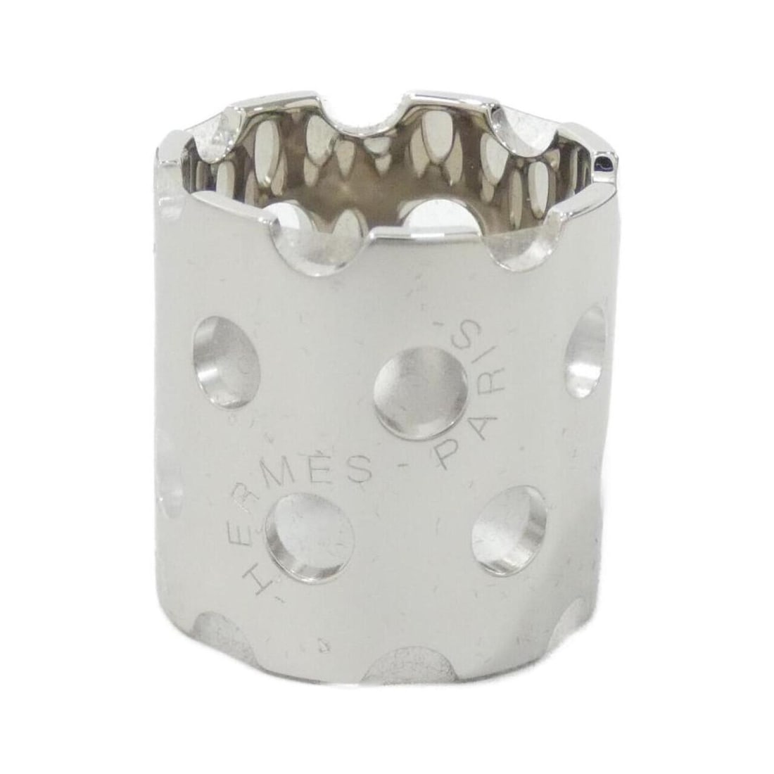 Hermes Perforet 60491S Scarf Muffler Ring: --- Catalog ---Category: DesignType: Scarf ringColor: SilverGender: Women,MenCategory: GeneralMPN: 60491SBrand: HermesCategory: Physical PropertiesSize (HxWxD): 2.5cm x 2.5cm / 0.98'' x 0.98''--- Item