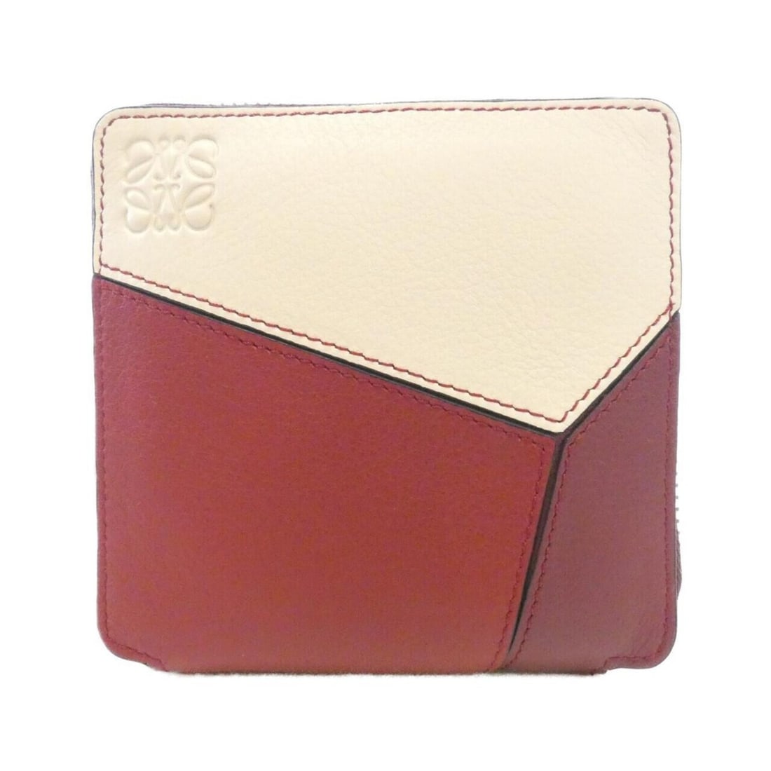 Loewe 122 30WM88 Wallet: --- Catalog ---Category: SizeSize (HxWxD): 10.5cm x 11cm x 2cm / 4.13'' x 4.33'' x 0.78''Category: DesignType: Wallet (bi-fold)Color: BordeauxGender: WomenMaterial: Leather Leather/Fur Type:
