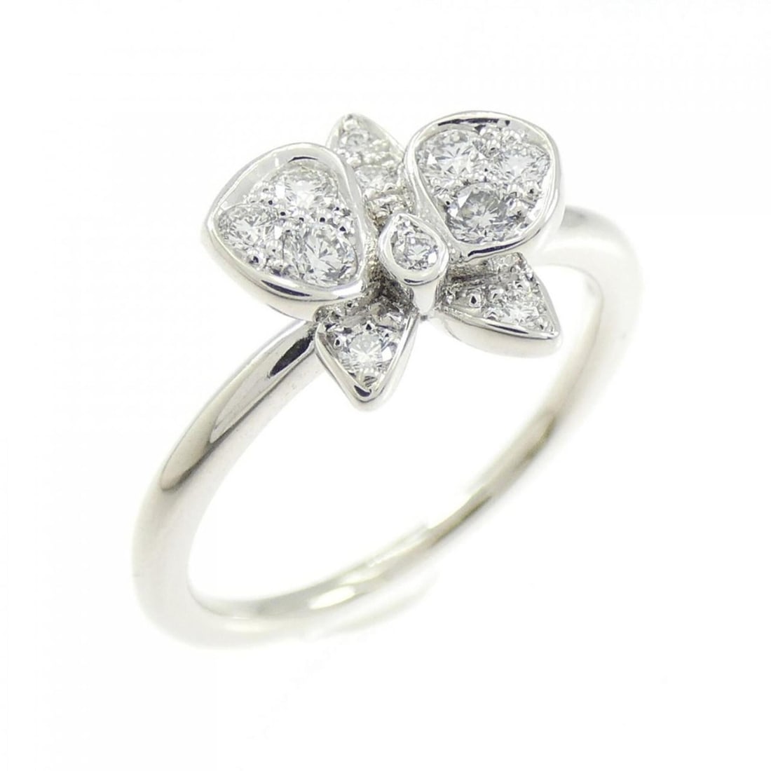 Cartier Caresse d'Orchidée Ring: --- Catalog ---Category: SizeUS Size: 3.5Brand Size: 45Category: DesignType: Band ringColor: White goldStone: DiamondGender: WomenMaterial: White gold (18K)Category: GeneralMPN: B4094100Brand: