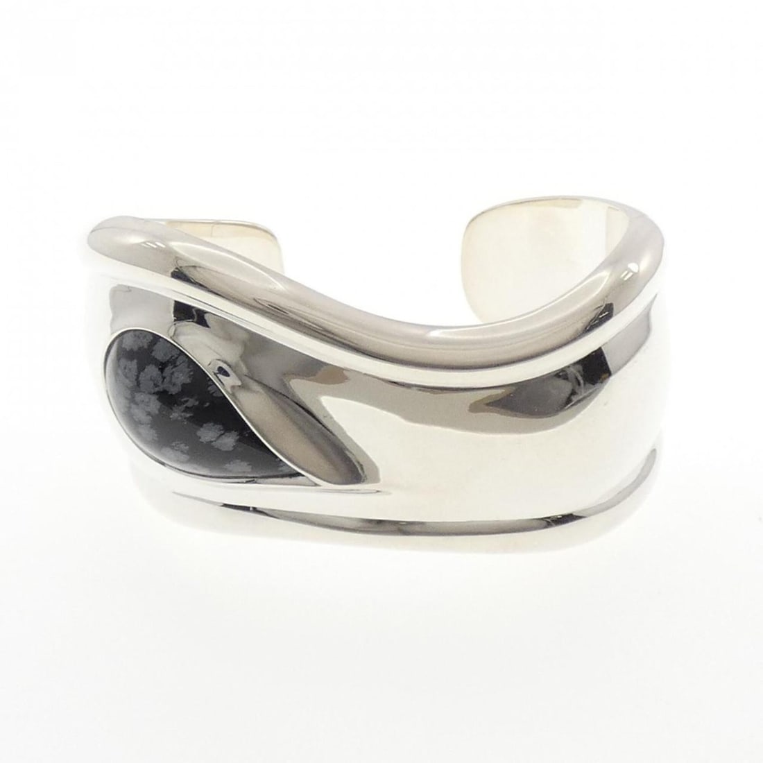 Tiffany & Co. Small Bone Cuff Bangle: --- Catalog ---Category: SizeLength: 16cm / 6.29''Category: DesignType: Cuff braceletStone: ObsidianGender: WomenMaterial: Silver 925Category: GeneralBrand: Tiffany--- Item List ---Section: ConditionR