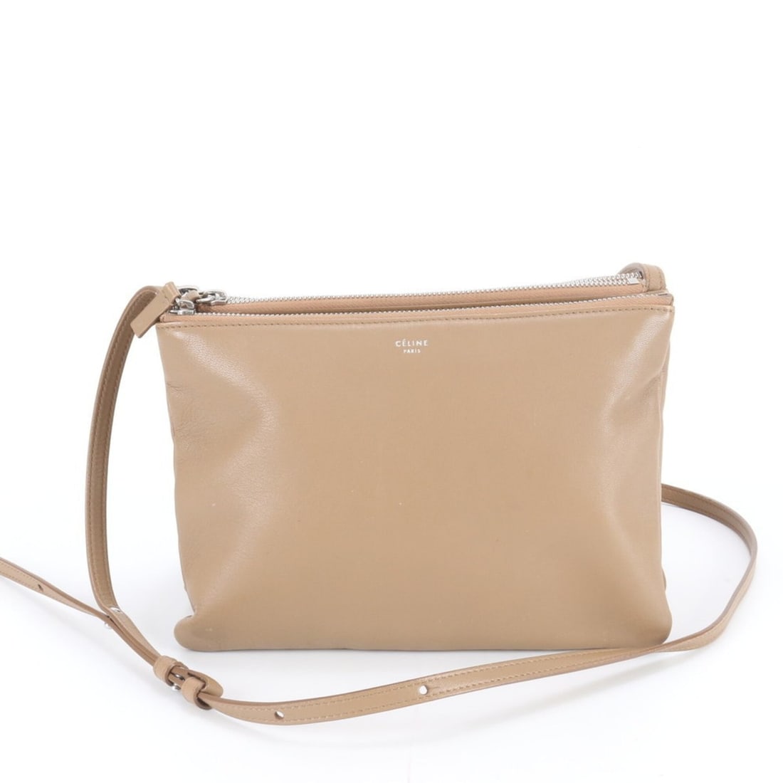 Celine Trio Crossbody Beige Leather Shoulder Bag for Women: --- Catalog ---Category: SizeSize (HxWxD): 18cm x 25cm x 5cm / 7.08'' x 9.84'' x 1.96''Category: DesignType: Shoulder bagColor: BeigeGender: WomenMaterial: Leather Category: GeneralBrand: CelineCountr