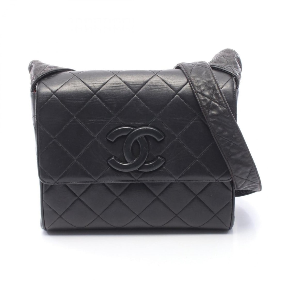 Chanel Matelassé Shoulder Bag, Handbag, Lambskin Leather, Women's, Black: --- Catalog ---Category: SizeSize (HxWxD): 22cm x 25.5cm x 10.5cm / 8.66'' x 10.03'' x 4.13''Category: DesignType: Handbag, Shoulder bagColor: BlackGender: WomenMaterial: Leather Hardware Color: GoldL