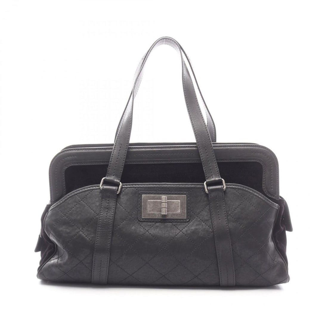 Chanel 2.55 Matelassé Boston Bag Handbag Leather Pile Women's Black: --- Catalog ---Category: SizeSize (HxWxD): 28cm x 50cm x 16cm / 11.02'' x 19.68'' x 6.29''Category: DesignType: Boston bag, HandbagColor: BlackGender: WomenMaterial: Leather , Pile fabric Category: Ge