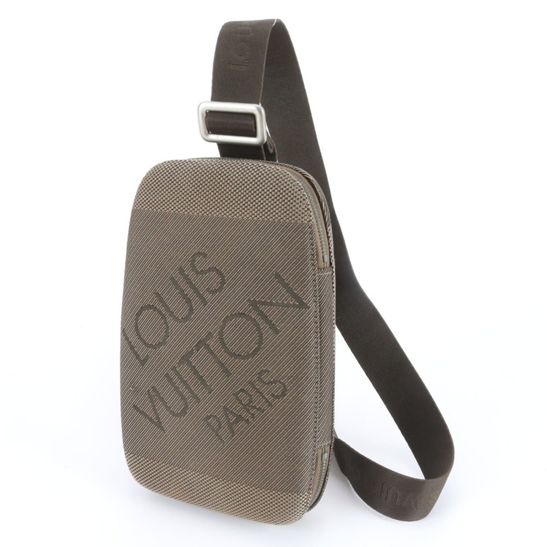 Louis Vuitton Damier Geant Maje M93500 Leather Body Bag, Crossbody Waist Pouch for Men: --- Catalog ---Category: SizeSize (HxWxD): 16cm x 25cm x 5cm / 6.29'' x 9.84'' x 1.96''Category: DesignType: Pouch, Sling bagColor: BrownGender: MenMaterial: Leather , Canvas Category: GeneralLine: