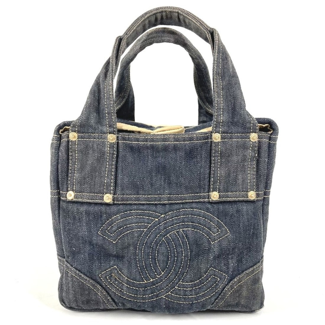 CHANEL A31985 Sparkling Denim CC Coco Mark Logo Bag Tote Handbag Women's Blue: --- Catalog ---Category: SizeSize (HxWxD): 18.5cm x 21cm x 15.5cm / 7.28'' x 8.26'' x 6.1''Category: DesignType: Handbag, Tote bagColor: BlueGender: WomenMaterial: Denim Category: GeneralLine: DenimBr