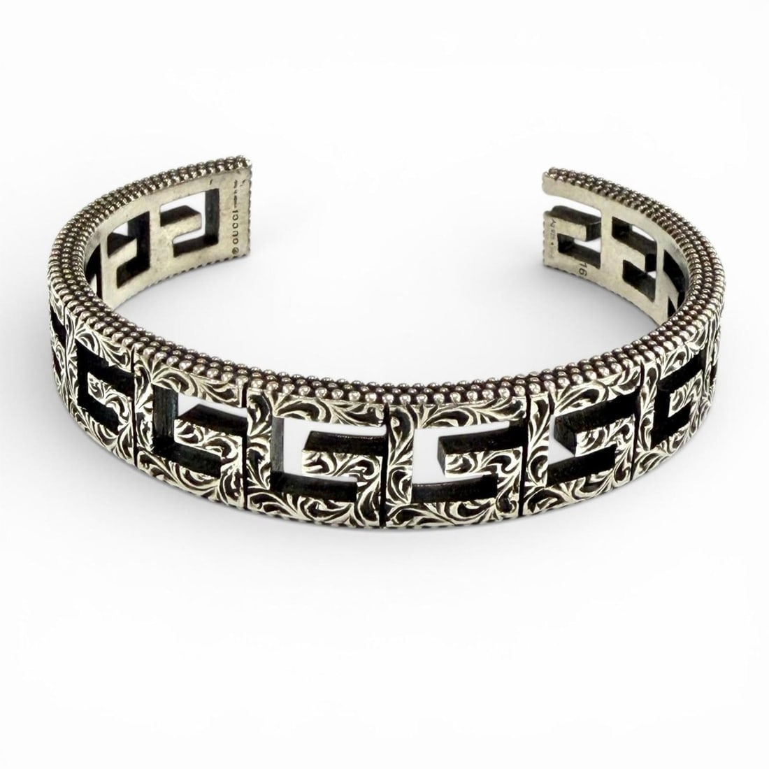 GUCCI 551919 Square G Arabesque G-Cube Bangle Bracelet, Silver, Size 16, Made in Italy, Weight: --- Catalog ---Category: SizeLength: 12.5cm / 4.92''Category: DesignType: BangleColor: SilverGender: WomenCategory: GeneralMPN: 551919Brand: GucciCountry of Origin: Italy--- Item List ---Section: Cond