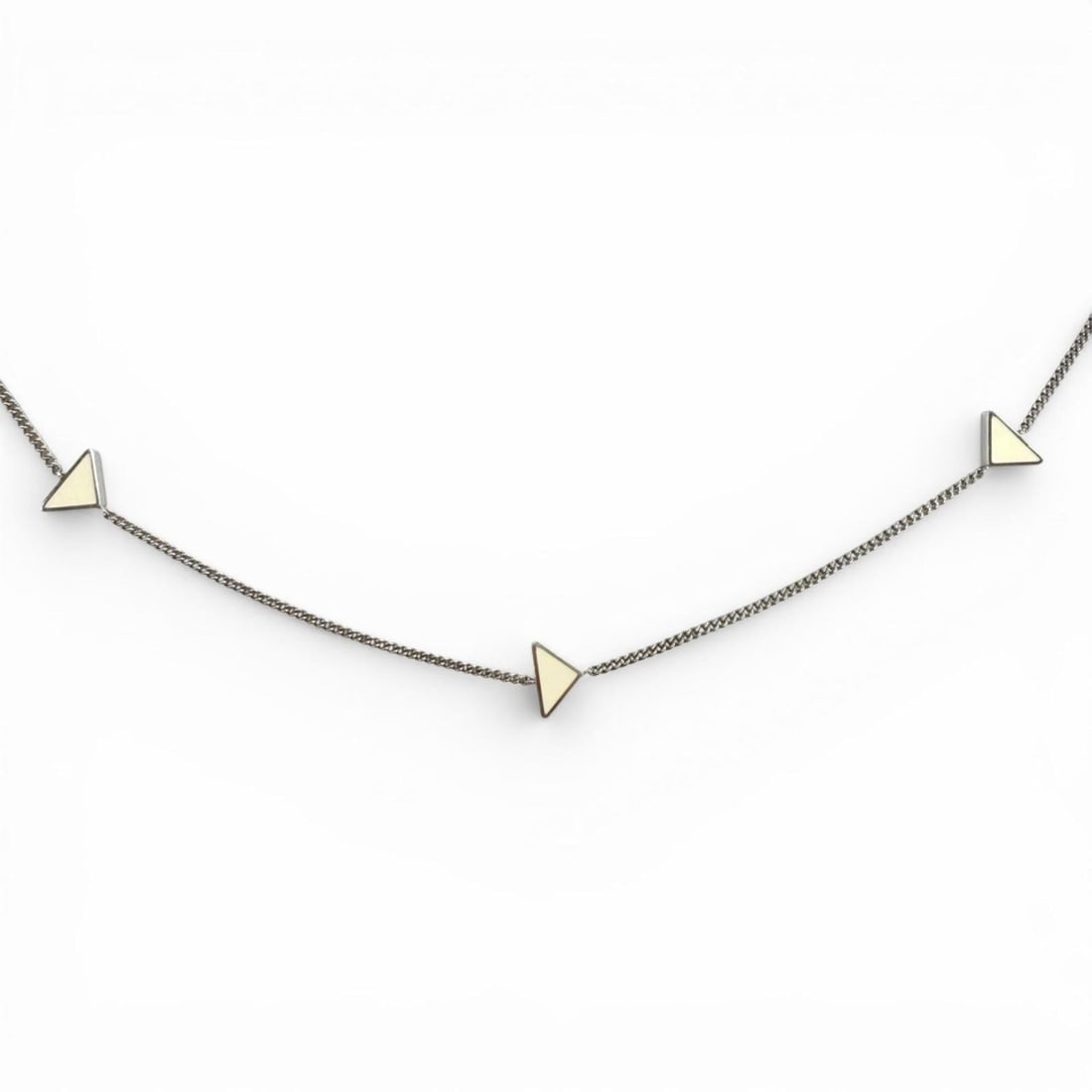 PRADA 925 Triangle Logo Necklace, Silver, White, Made in Italy, Weight 7.5g, Women's, Highly: --- Catalog ---Category: SizePendant Size: 7mm x 10mm / 0.27'' x 0.39''Neck Circumference: 40 cm - 44 cm / 15.74'' - 17.32''Category: DesignColor: Silver, WhiteGender: WomenMaterial: Silver 925Necklac