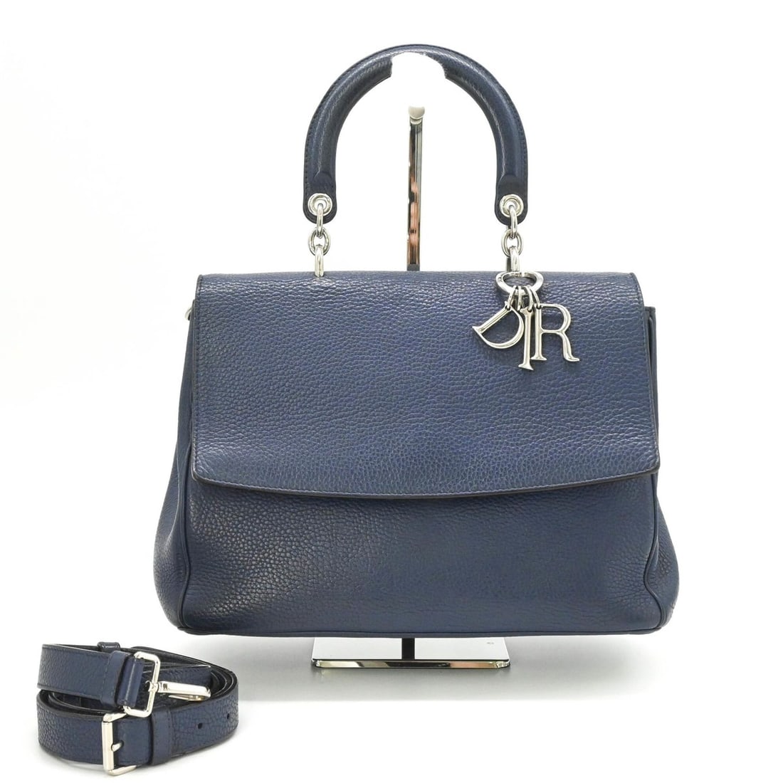Christian Dior Cannage Lady handbag, navy: --- Catalog ---Category: SizeSize (HxWxD): 22cm x 30cm x 13.5cm / 8.66'' x 11.81'' x 5.31''Category: DesignType: HandbagColor: NavyGender: WomenMaterial: Leather Category: GeneralBrand: Christian Dior