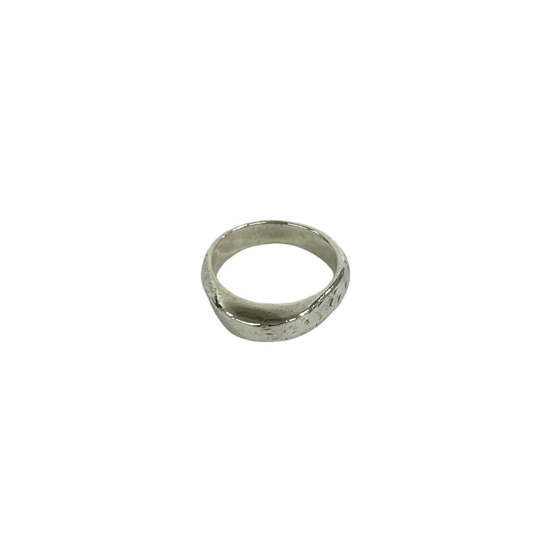 TIFFANY&Co. Tiffany Knife Edge Ring, 925 Sterling Silver, Men's and Women's Item No. 60002: --- Catalog ---Category: SizeJP Size: 15US Size: 7.5Category: DesignType: Band ringColor: SilverGender: Men,WomenMaterial: Silver 925Category: GeneralBrand: Tiffany--- Item List ---Section: ConditionR