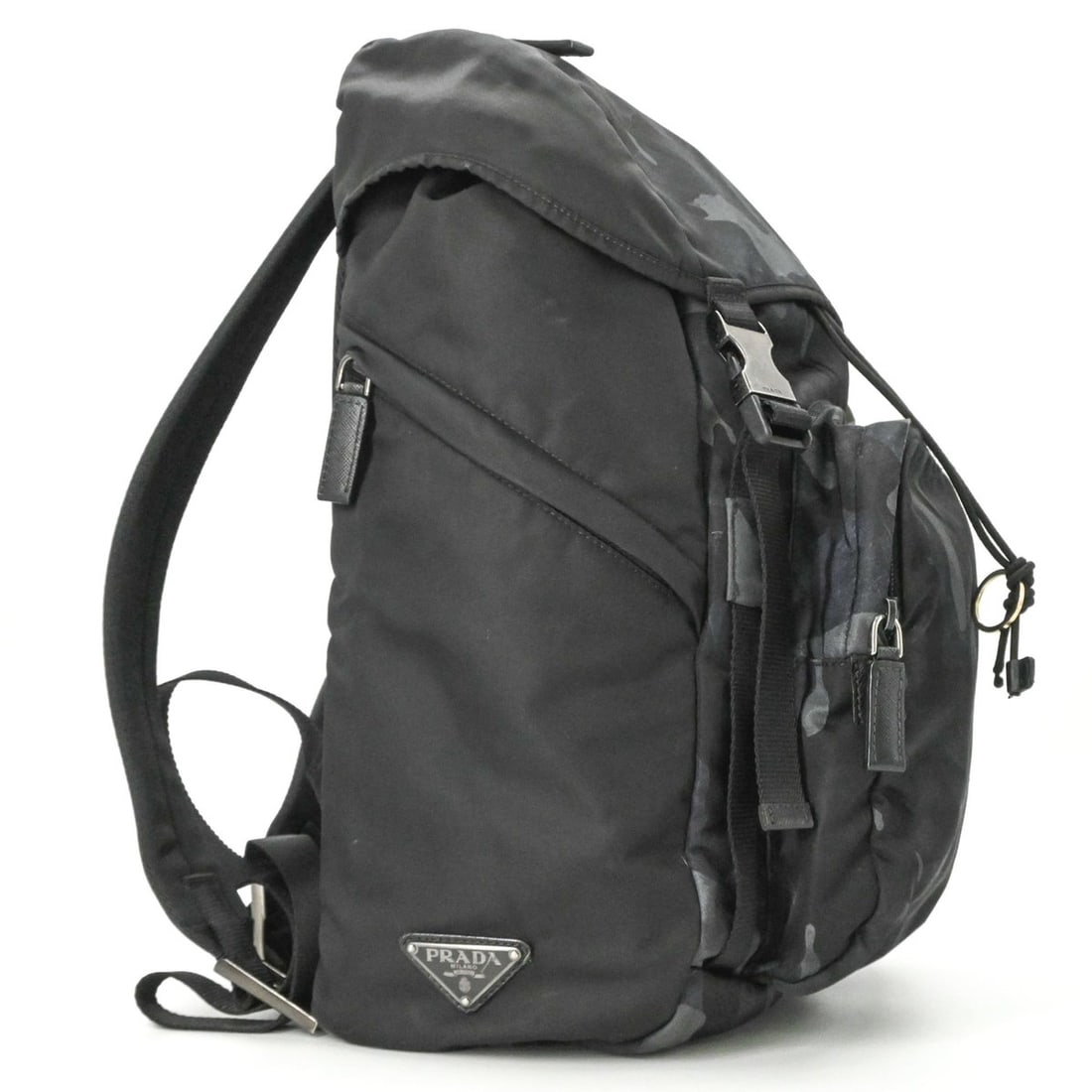 PRADA Camouflage Backpack Triangle Men's Black Blue 2VZ135: --- Catalog ---Category: SizeSize (HxWxD): 44cm x 27cm x 14cm / 17.32'' x 10.62'' x 5.51''Category: DesignType: BackpackColor: Black, Blue, Camouflage, WhiteGender: MenMaterial: Nylon , Leather Catego