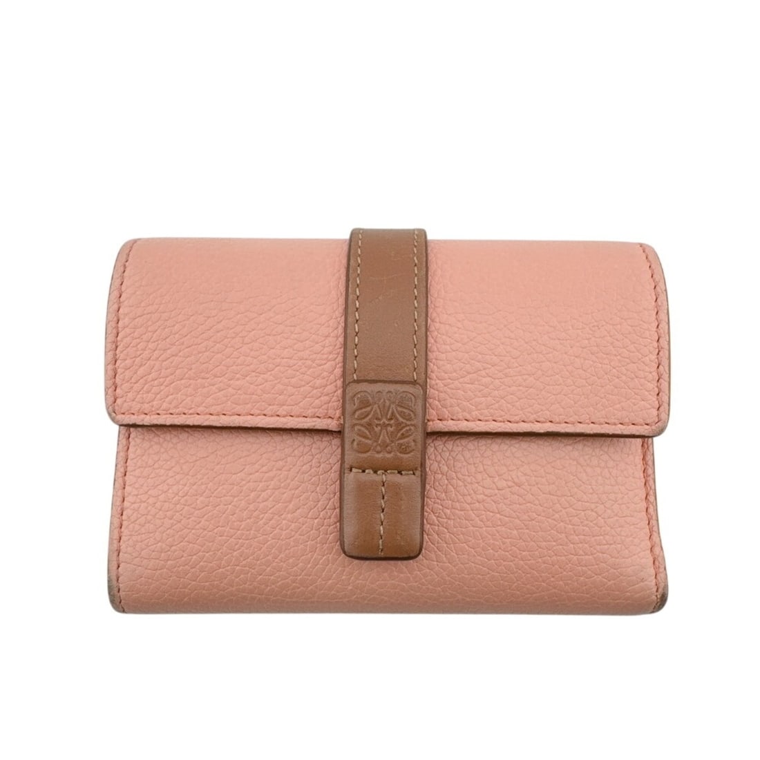LOEWE Small Vertical Wallet Compact Anagram Tri-fold Pink: --- Catalog ---Category: SizeSize (HxWxD): 7.5cm x 12cm / 2.95'' x 4.72''Category: DesignType: Wallet (tri-fold)Color: PinkGender: WomenMaterial: Leather Category: GeneralBrand: Loewe--- Item List