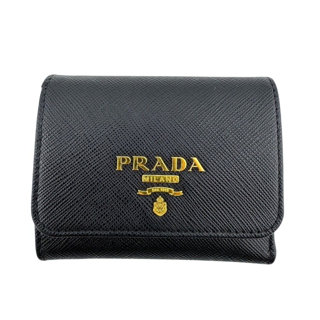 PRADA 1MH043 Compact Wallet Tri-fold Black: --- Catalog ---Category: SizeSize (HxWxD): 8.7cm x 10cm / 3.42'' x 3.93''Category: DesignType: Wallet (tri-fold)Color: BlackGender: WomenMaterial: Leather Leather/Fur Type: Saffiano leatherCategory: