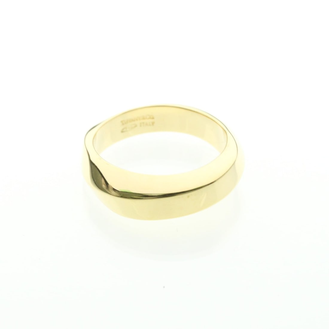Tiffany Knife-edge Ring Yellow Gold (18K) Fashion No Stone Band Ring Gold: --- Catalog ---Category: SizeWidth: 6mm / 0.24''Weight: 7.6g / 0.26oz.JP Size: 16US Size: 7.5Category: DesignType: Band ringColor: GoldMetal: GoldStone: No StoneStyle: FashionGender: Men,WomenMaterial