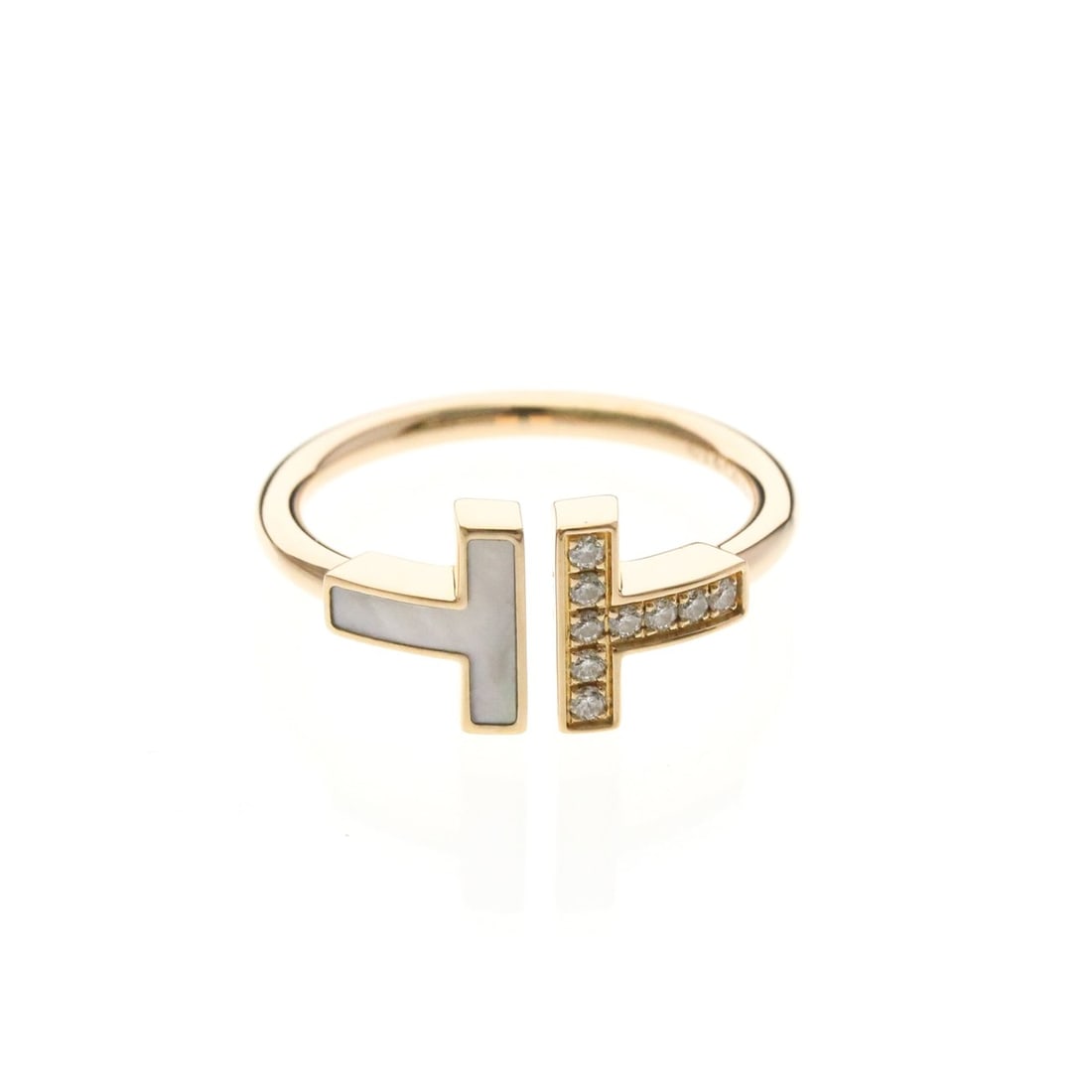 Tiffany T-Wire Ring MOP Diamond Pink Gold (18K) Fashion Diamond,Mother Of Pearl Band Ring Pink Gold: --- Catalog ---Category: SizeWeight: 4.2g / 0.14oz.JP Size: 13US Size: 6.5Category: DesignType: Band ringColor: Pink goldMetal: GoldStone: Diamond, Mother of pearlStyle: FashionGender: Men,WomenMateri
