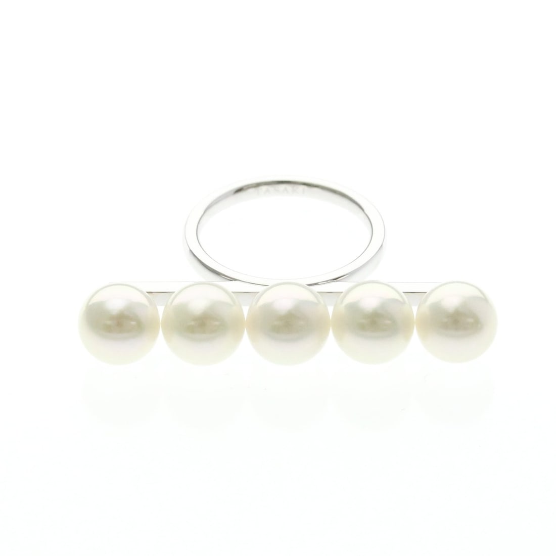 Tasaki Balance Signature Ring R-4398 White Gold (18K) Fashion Pearl Band Ring Silver: --- Catalog ---Category: SizeWidth: 41.8mm / 1.65''Weight: 9.6g / 0.33oz.JP Size: 14US Size: 7Stone Size (HxW): 8.30mm x 8.30mm / 0.33'' x 0.33''Category: DesignType: Band ringColor: SilverMetal: Whit