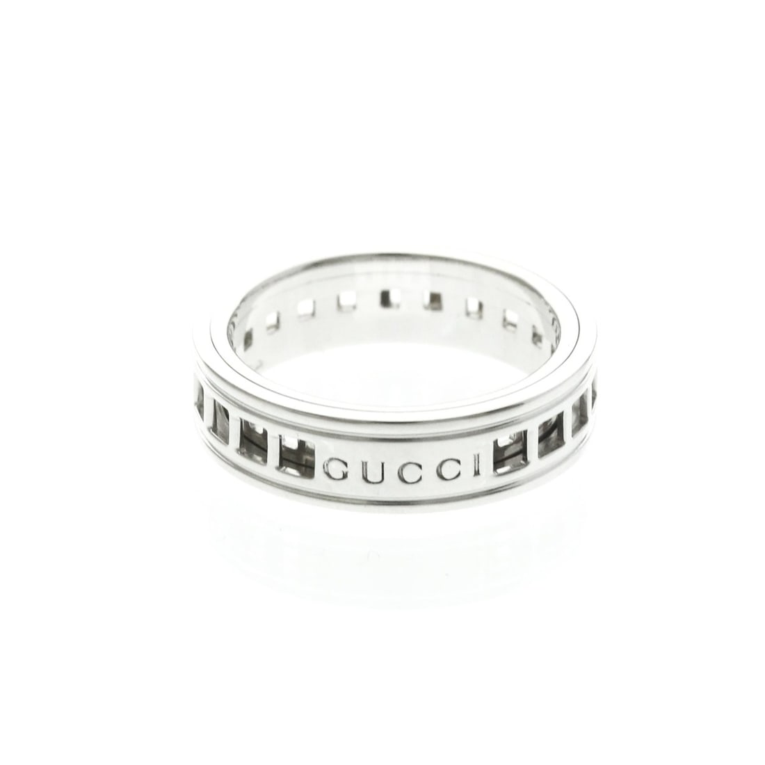 Gucci Scroll Ring White Gold (18K) Fashion No Stone Band Ring Silver: --- Catalog ---Category: SizeWidth: 5.4mm / 0.21''Weight: 5.7g / 0.2oz.JP Size: 11US Size: 6Brand Size: 12Category: DesignType: Band ringColor: SilverMetal: White GoldStone: No StoneStyle: FashionGend