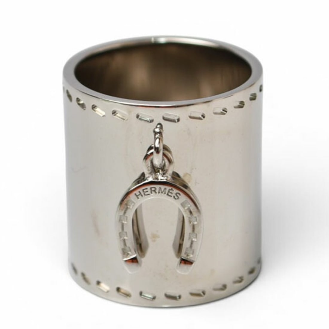 Hermes scarf ring, horseshoe motif, silver.: --- Catalog ---Category: DesignType: Scarf ringColor: SilverGender: WomenMaterial: Metal Category: GeneralBrand: HermesCategory: Physical PropertiesSize (HxWxD): 2.5cm x 2.3cm / 0.98'' x 0.9''--- Item