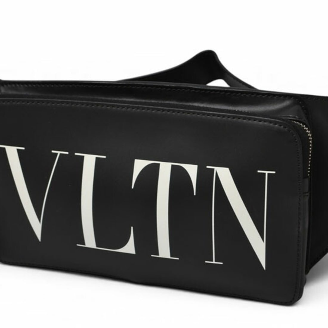 VALENTINO Leather Belt Bag Body for Men, Black & White, 2Y2B0719 WJW, Waist Bag, Crossbody: --- Catalog ---Category: SizeSize (HxWxD): 13cm x 22cm x 4cm / 5.11'' x 8.66'' x 1.57''Category: DesignType: Sling bagColor: BlackGender: Men,WomenMaterial: Leather Category: GeneralBrand: ValentinoCo