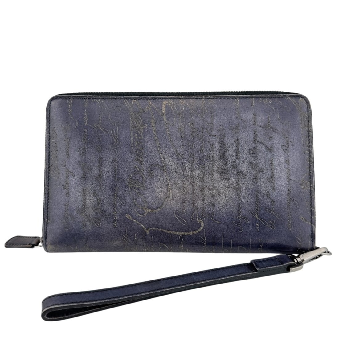 Berluti round zipper wallet with strap, calligraphy design, navy.: --- Catalog ---Category: SizeSize (HxWxD): 14cm x 22cm / 5.51'' x 8.66''Category: DesignType: Long wallet (bi-fold)Color: NavyGender: MenMaterial: Leather Category: GeneralBrand: Berluti--- Item List