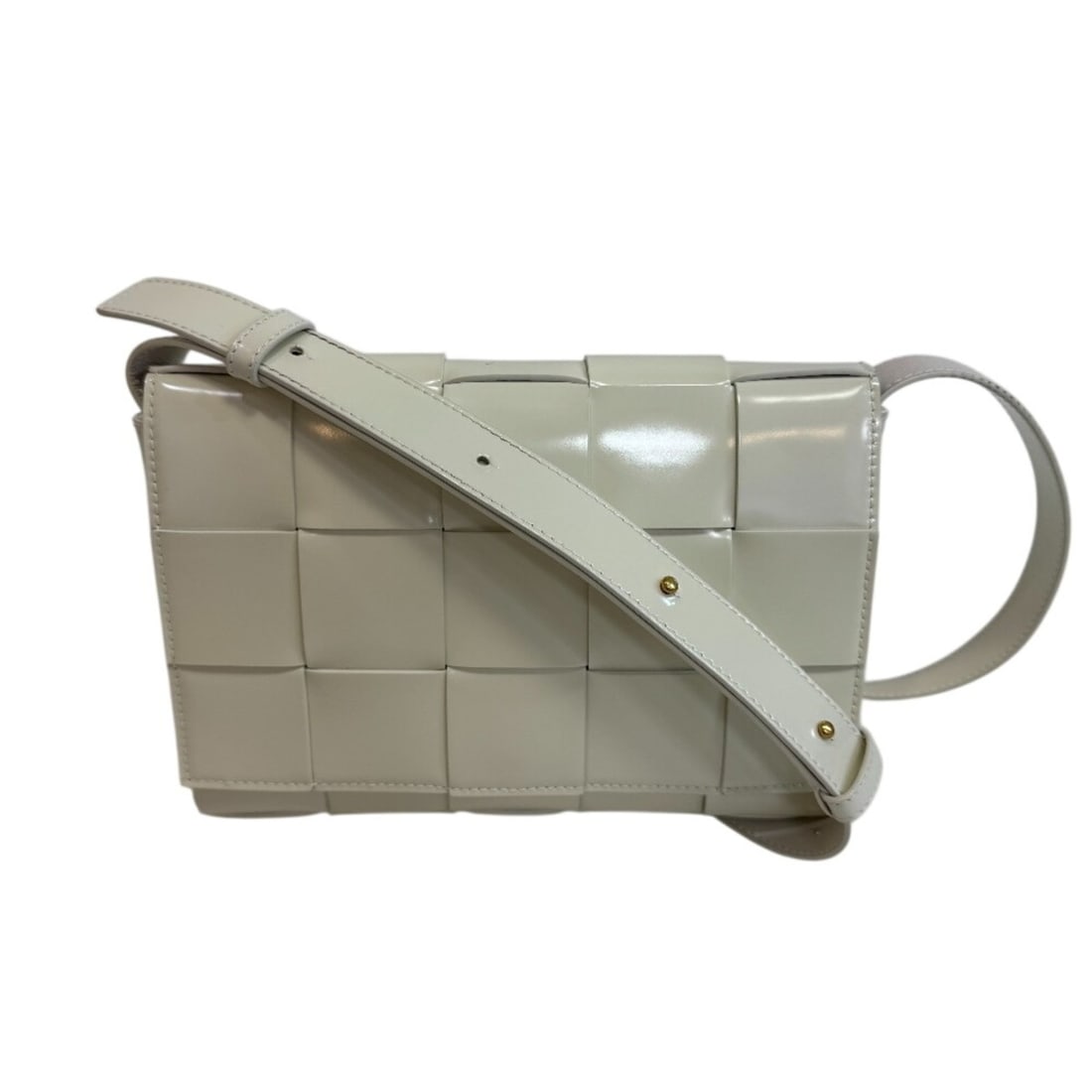 BOTTEGA VENETA Cassette Maxi Intrecciato Shoulder Bag, White: --- Catalog ---Category: SizeSize (HxWxD): 14cm x 22.5cm x 5cm / 5.51'' x 8.85'' x 1.96''Handle Length: 104cm / 40.94''Category: DesignType: Shoulder bagColor: WhiteGender: WomenMaterial: Patent
