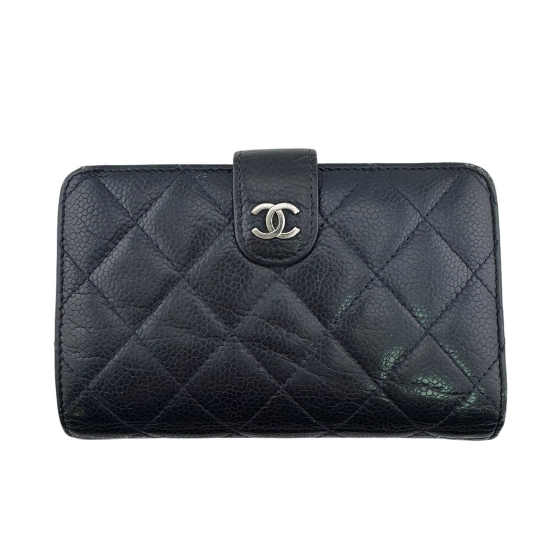 CHANEL 15044422 Matelassé Bi-fold Wallet, Navy: --- Catalog ---Category: SizeSize (HxWxD): 10cm x 15cm / 3.93'' x 5.9''Category: DesignType: Wallet (bi-fold)Color: NavyGender: WomenMaterial: Grained Calfskin Category: GeneralLine: MatelasseBrand: