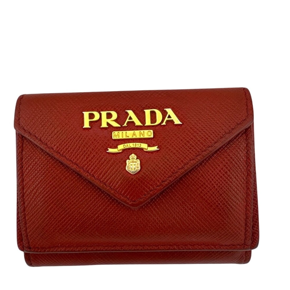 PRADA Compact Wallet, Logo Plate, Saffiano Leather, Tri-fold Red: --- Catalog ---Category: SizeSize (HxWxD): 7.5cm x 9.5cm / 2.95'' x 3.74''Category: DesignType: Wallet (tri-fold)Color: Red colorGender: WomenMaterial: Leather Category: GeneralLine: SaffianoBrand: