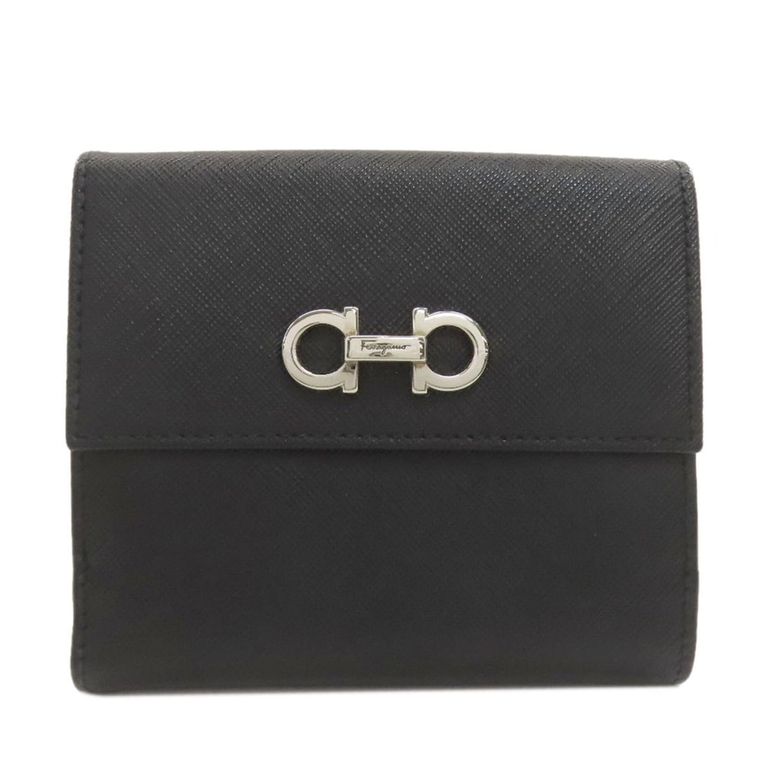 Salvatore Ferragamo Gancini hardware bi-fold leather wallet for women.: --- Catalog ---Category: SizeSize (HxWxD): 10.5cm x 12cm x 2cm / 4.13'' x 4.72'' x 0.78''Category: DesignType: Wallet (bi-fold)Color: BlackGender: WomenMaterial: Leather Category: GeneralBrand: Salvat
