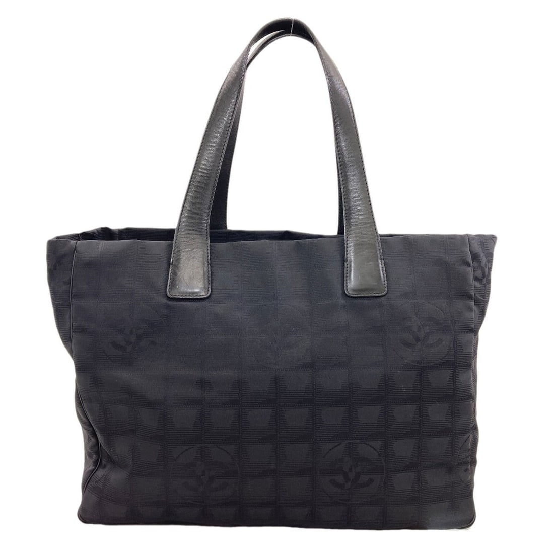 Chanel New Travel Line MM Gold Hardware Tote Bag Nylon Women's CHANEL: --- Catalog ---Category: SizeSize (HxWxD): 26.5cm x 34cm x 14.5cm / 10.43'' x 13.38'' x 5.7''Category: DesignType: Tote bagColor: BlackGender: WomenMaterial: Nylon Outer Pocket: Zipper pocket