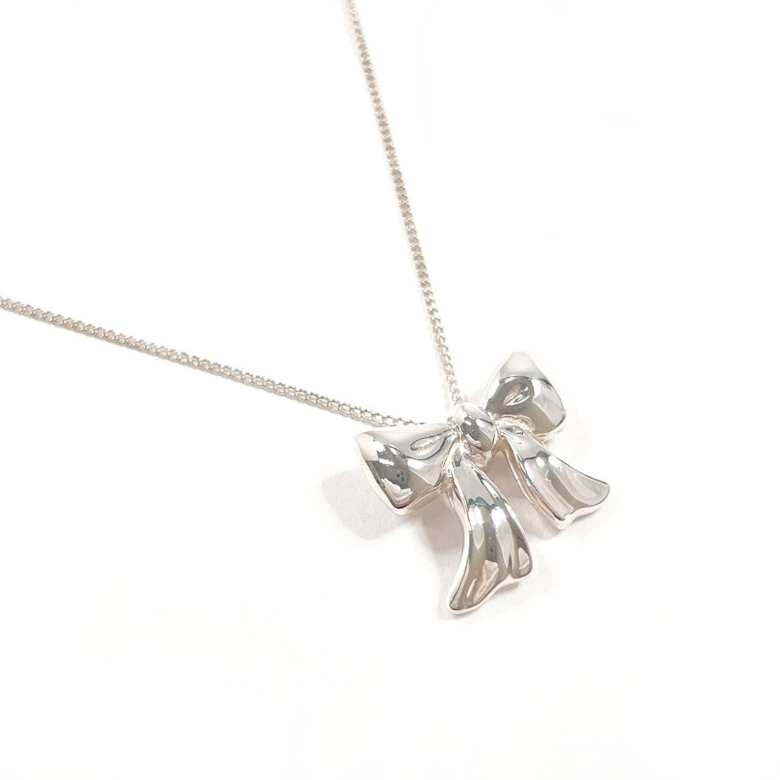 TIFFANY&Co. Tiffany Ribbon Necklace, Sterling Silver 925, Silver, Women's: --- Catalog ---Category: SizePendant Size: 14mm x 15.5mm / 0.55'' x 0.61''Neck Circumference: 46 cm / 18.11''Category: DesignColor: SilverGender: WomenMaterial: Silver 925Necklace Type: NecklaceCatego