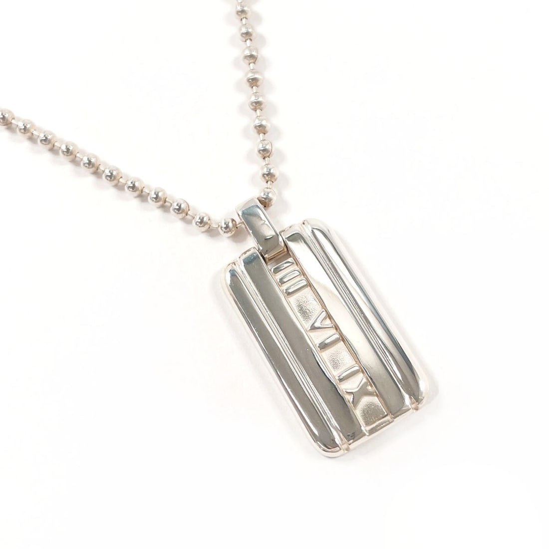 TIFFANY&Co. Tiffany Atlas Plate Ball Chain Necklace, Sterling Silver 925, Unisex: --- Catalog ---Category: SizePendant Size: 27.5mm x 15.5mm / 1.08'' x 0.61''Neck Circumference: 42.5 cm / 16.73''Category: DesignColor: SilverGender: Women,MenMaterial: Silver 925Necklace Type: Neckla