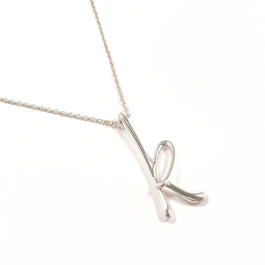TIFFANY&Co. Tiffany Letter K Initial Elsa Peretti Necklace Sterling Silver 925 Women's: --- Catalog ---Category: SizePendant Size: 25.5mm x 9.5mm / 1'' x 0.37''Neck Circumference: 40.5 cm / 15.94''Category: DesignColor: SilverGender: WomenMaterial: Silver 925Necklace Type: NecklaceCatego