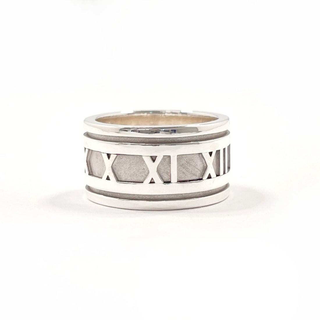TIFFANY&Co. Tiffany Atlas Ring, Sterling Silver 925, Size 18.5cm, Men's: --- Catalog ---Category: SizeJP Size: 18.5US Size: 8.75Category: DesignType: Band ringColor: SilverGender: MenMaterial: Silver 925Category: GeneralBrand: Tiffany--- Item List ---Section: