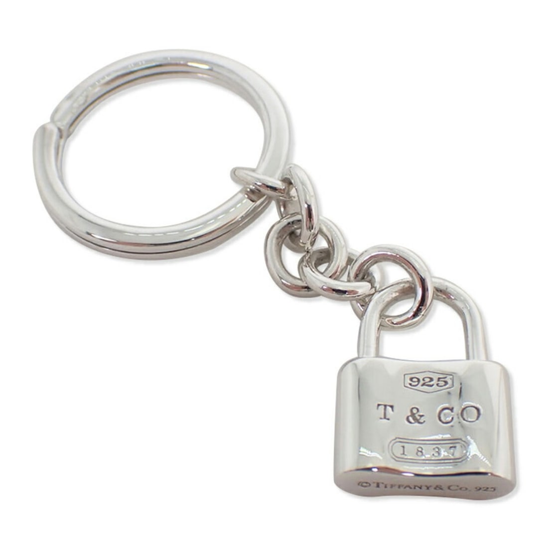 TIFFANY & Co. 925 1837 Cadena Charm Keyring: --- Catalog ---Category: SizeSize (HxWxD): 2cm x 1.43cm / 0.78'' x 0.56''Category: DesignType: KeyringColor: SilverGender: Women,MenMaterial: Sterling silver 925Category: GeneralBrand: Tiffany--- Item