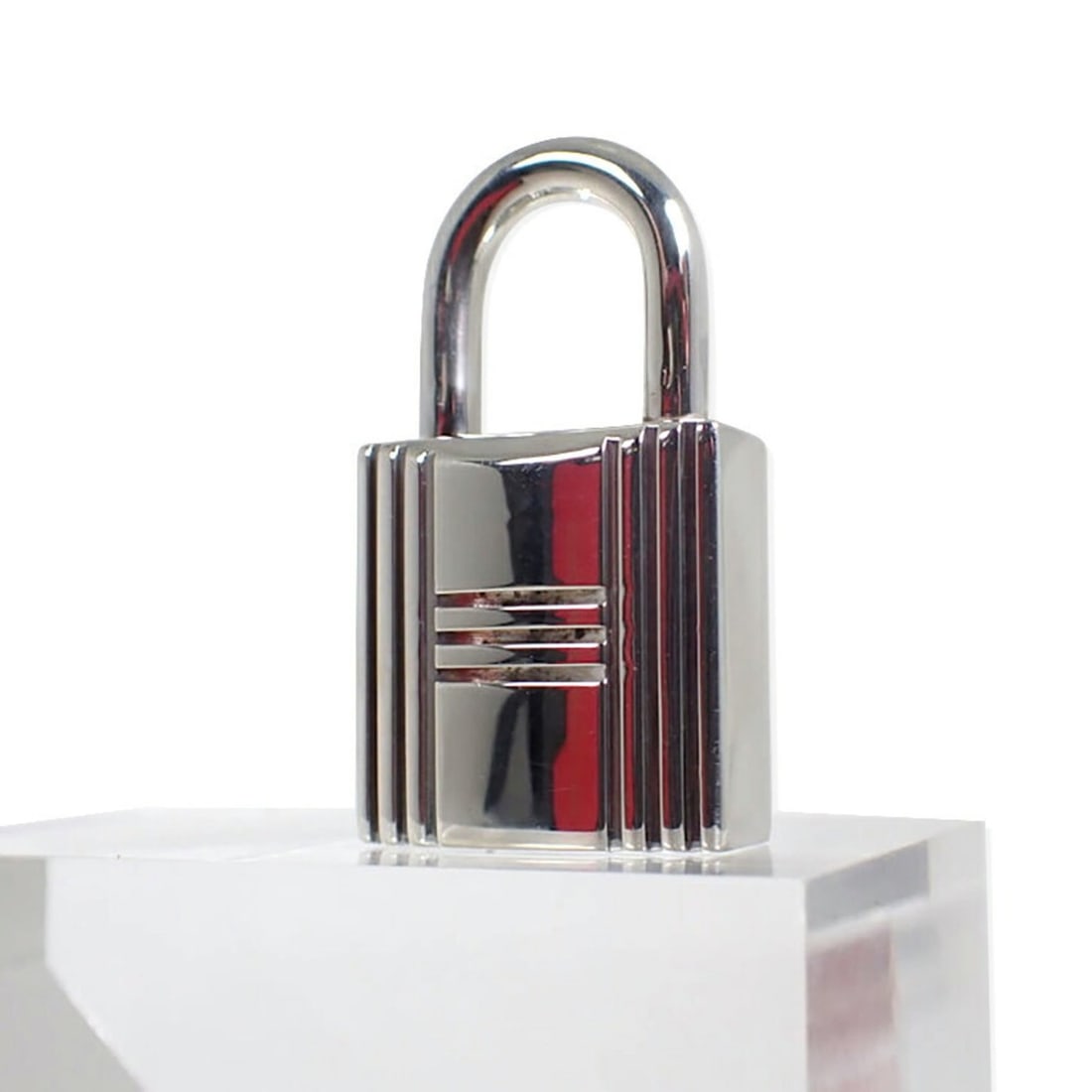 HERMES 925 padlock charm pendant top: --- Catalog ---Category: SizePendant Size: 26mm x 14.6mm / 1.02'' x 0.57''Category: DesignColor: SilverGender: Women,MenMaterial: Sterling silver 925Pendant Type: PendantNecklace Type: