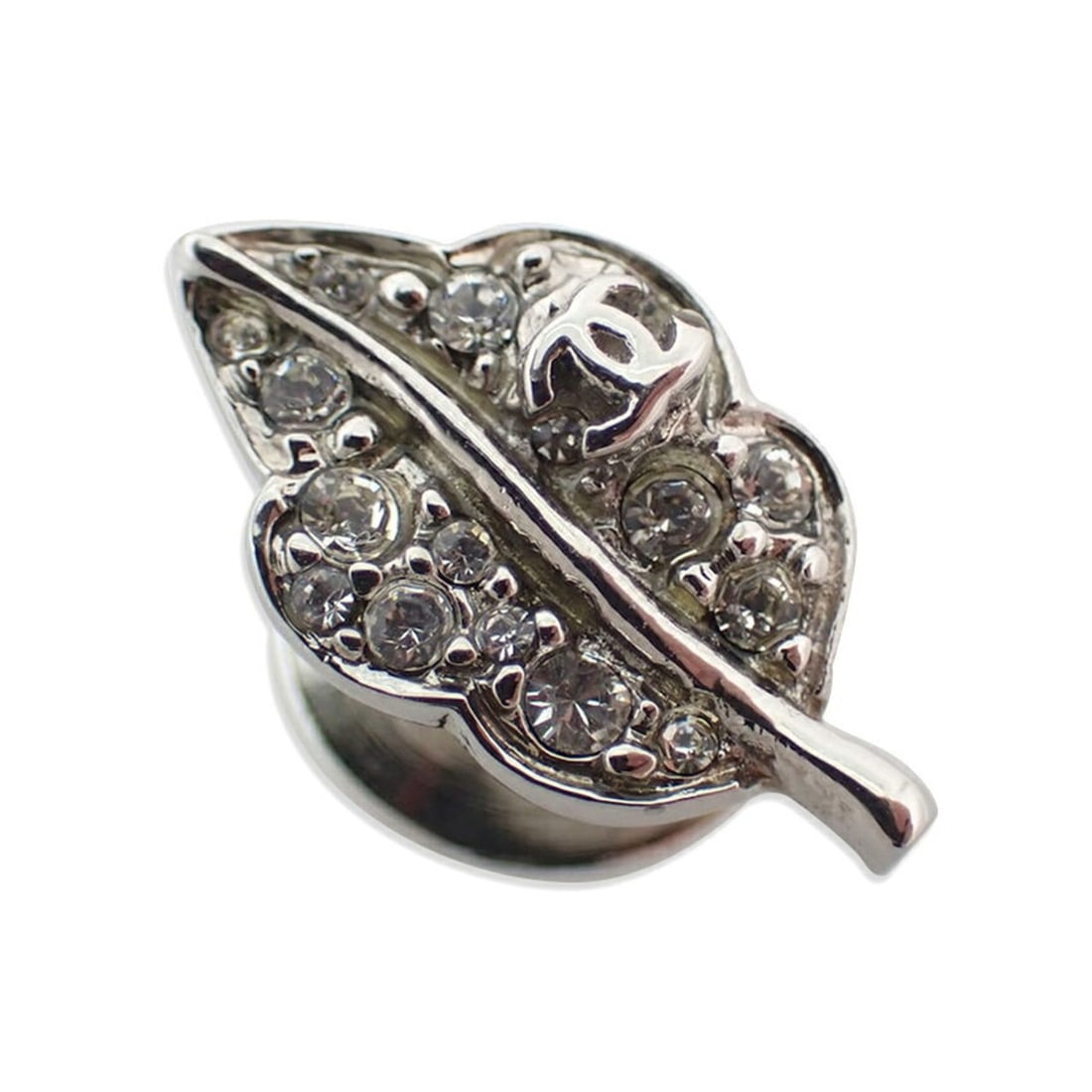 CHANEL Leaf Coco Mark Pin Brooch: --- Catalog ---Category: SizeSize (HxWxD): 9.50mm x 1.66cm / 0.37'' x 0.65''Category: DesignType: Pin broochColor: SilverMaterial: Sterling silver 925Category: GeneralBrand: Chanel--- Item List ---Sec