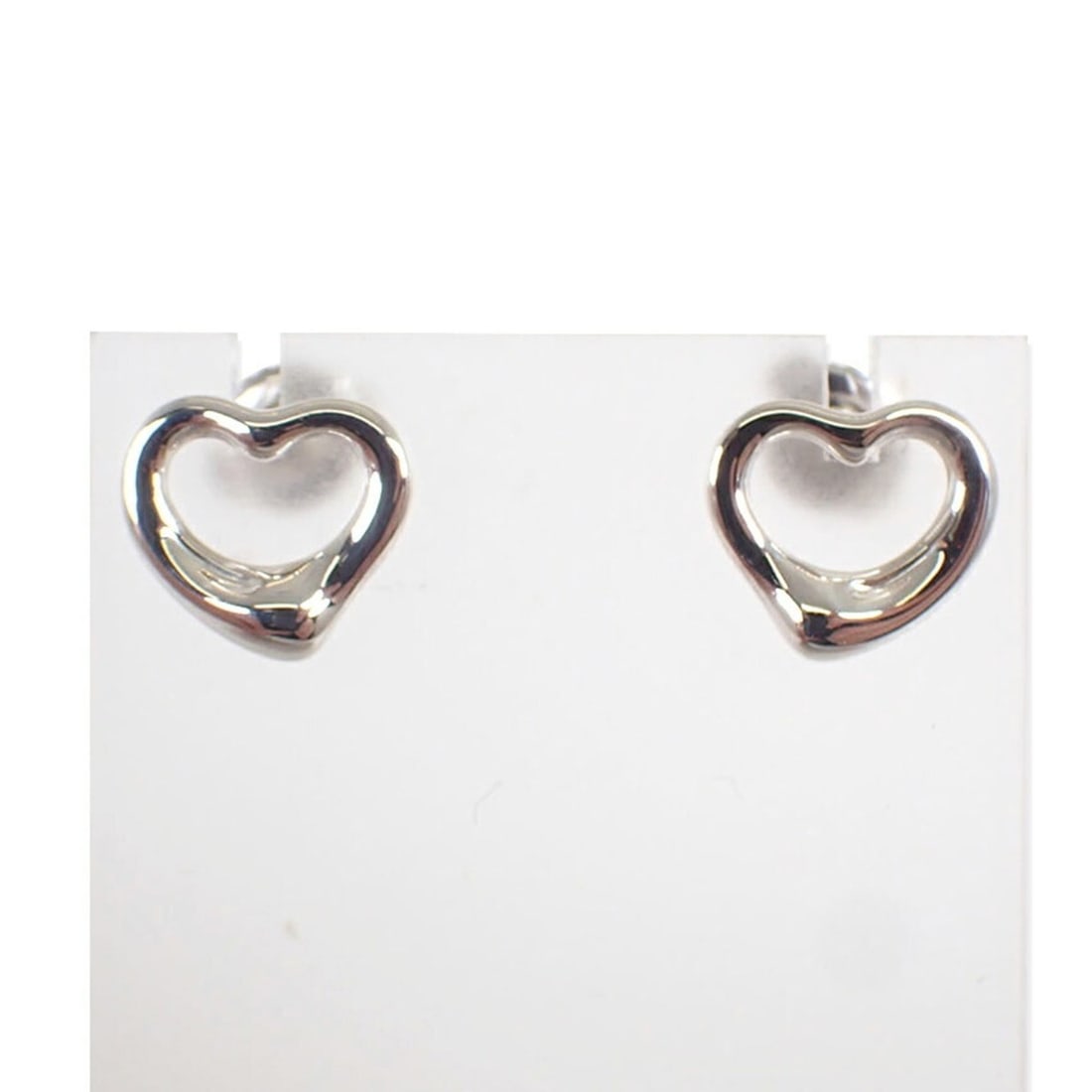 TIFFANY & Co. 925 Heart Earrings: --- Catalog ---Category: SizeSize (HxWxD): 9.70mm x 10.60mm / 0.38'' x 0.42''Category: DesignType: Stud earringsColor: SilverGender: WomenMaterial: Sterling silver 925Category: GeneralBrand: Tiffany--