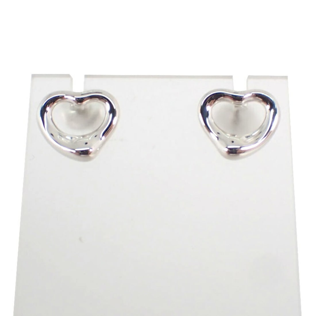 TIFFANY & Co. 925 Heart Earrings: --- Catalog ---Category: SizeSize (HxWxD): 9.70mm x 10.90mm / 0.38'' x 0.43''Category: DesignType: Stud earringsColor: SilverGender: WomenMaterial: Sterling silver 925Category: GeneralBrand: Tiffany--