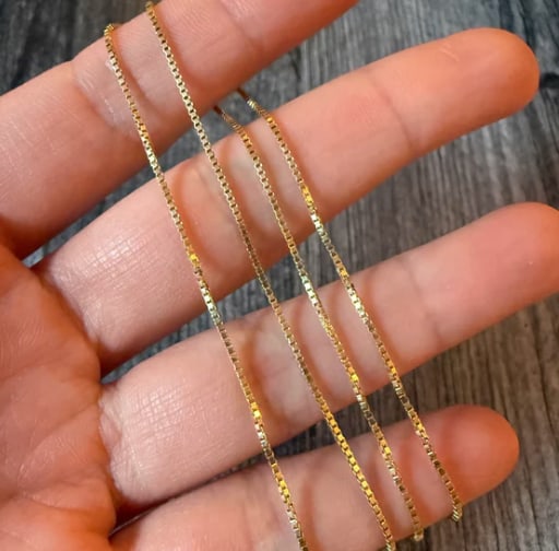Box Chain in 14K Gold, 17.75?? Long (S): Fluid, sleek classic Venetian box link style neck chain with high-shine four-sided mirror links. Finished with a sturdy spring ring fastener. Link gauge width: 1.2 mm. Length: 17.75 inches. Weight: