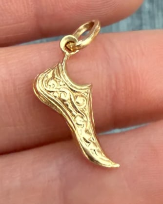 Vintage 18K Gold Curled Toe Shoe Charm (1 of 1)