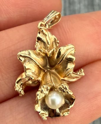 Vintage 14K Gold Daffodil Charm: Detailed botanical flower charm capturing a blooming spring daffodil, with a deeply recessed inner cup/trumpet and textured matte petals. Total drop: 20 mm; flower width 14 mm. Weight: 3.9 grams.