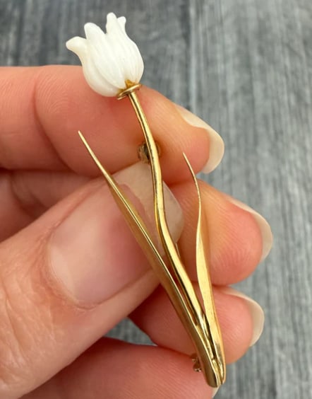 Vintage Carved White Coral and 18K Gold Tulip Pin: Fine estate jewelry piece presenting an exquisite, deeply dimensional hand-carved white coral tulip blossom secured in a premium polished 18K yellow gold stem fitting with dual leaf design. Pin length