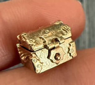 Vintage 9K Gold Articulated Treasure Chest Charm (S): Novelty English charm shaped like a pirate's treasure chest with heavy strap detailing. Features a working hinge that opens to reveal a cluster of loose gold coins fixed inside. Measures 14 mm x 11 mm