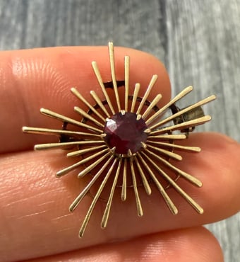 Antique Garnet and 14K Gold Starburst Pin: Victorian multi-tier celestial starburst brooch/pendant clustered with deep, wine-red bohemian garnets cut in rose-faceted patterns. Features a folding bail for optional necklace wear. Diameter: 32 mm