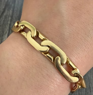 Vintage 14K Gold Flat Oval Link Bracelet, 8.5" Long: Heavy classic retro chain composed of oversized, wide, flat-polished oval link sections connected by thick bars. Extends to an accommodating larger size. Width: 11 mm; length 8.5 inches. Weight: 31.4 