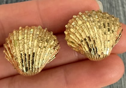 Large Vintage 14K Gold Seashell Clip Earrings: Bold 1980s statement earring styling featuring deeply ridged, dimensional nautilus or scallop shell halves. Fitted with comfortable omega clip-backs (can be converted to posts). Dimensions: 26 mm x 24