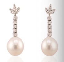 18k Pearl Drop Earrings: Elegant high-end dangle drops featuring two massive, perfectly spherical white South Sea pearls with pink overtones, suspended via fluid 18K yellow gold linear chain links from secure post backs. Drop
