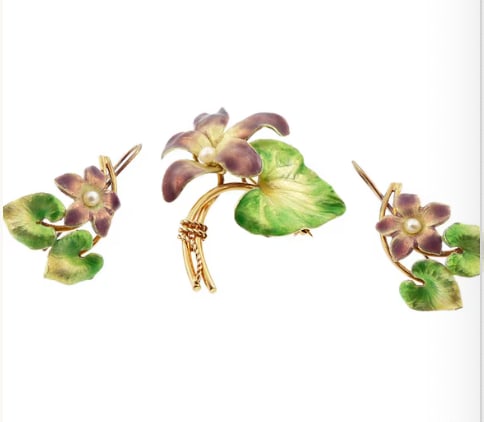 Krementz Art Nouveau 14K Enamel Pearl Violet Pendant/Brooch & Earrings: Breathtaking authentic turn-of-the-century Art Nouveau trilogy suite by legendary maker Krementz. Includes a central blooming violet flower brooch pin and matching pair of earrings, all hand-struck in